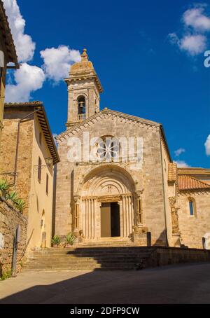 Die Collegiata dei Santi Quirico e Giulitta im historischen mittelalterlichen Dorf San Quirico D'Orcia, Provinz Siena, Toskana, Italien Stockfoto