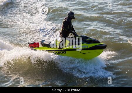 Bournemouth, Dorset, Großbritannien. Dezember 2020. Wetter in Großbritannien: Jetskifahrer an einem kalten, aber sonnigen Tag am Bournemouth Strand. Jetskifahrer Jetskifahrer Jetskifahrer Jetski Jetski Jetski Jetski Jetskifahrer Jetskifahrer Jetskifahren Jetskifahren Jetskifahren. Quelle: Carolyn Jenkins/Alamy Live News Stockfoto