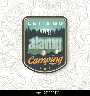 Gehen wir zum Camping. Sommercamp. Vektorgrafik. Konzept für Hemd oder Logo, Print, Stempel oder T-Shirt. Vintage Typografie Design mit Wohnmobil und Wald Silhouette. Camping-Zitat. Stock Vektor