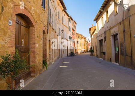 San Quirico D'Orcia, Italien - 3. September 2020. Eine Wohnstraße mit mehreren Bars im historischen mittelalterlichen Dorf San Quirico D'Orcia, Siena P Stockfoto