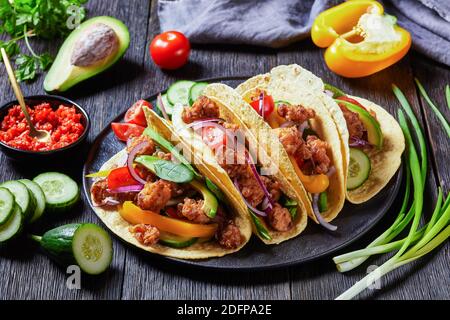 Chicken Street Mais Tacos mit Gemüse und Salsa Stockfoto