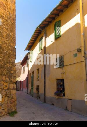 Eine Wohnstraße im historischen mittelalterlichen Dorf San Quirico D'Orcia, Provinz Siena, Toskana, Italien Stockfoto