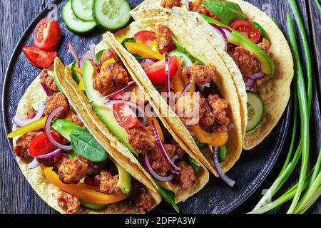 Chicken Street Mais Tacos mit Gemüse und Salsa Stockfoto