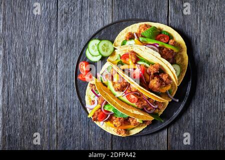 Chicken Street Mais Tacos mit Gemüse und Salsa Stockfoto