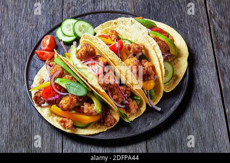 Chicken Street Mais Tacos mit Gemüse und Salsa Stockfoto