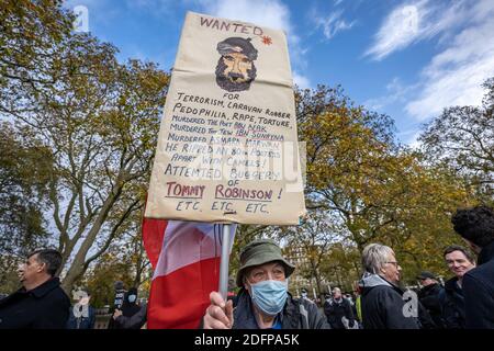 Unterstützer von Tommy Robinson versammeln sich Speakers' Corner im Hyde Park unter Polizeiaufsicht. London, Großbritannien. Stockfoto