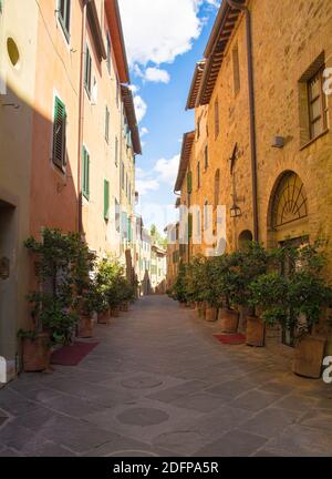 Eine Wohnstraße im historischen mittelalterlichen Dorf San Quirico D'Orcia, Provinz Siena, Toskana, Italien Stockfoto