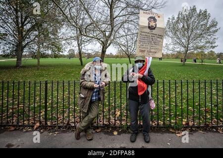 Unterstützer von Tommy Robinson versammeln sich Speakers' Corner im Hyde Park unter Polizeiaufsicht. London, Großbritannien. Stockfoto