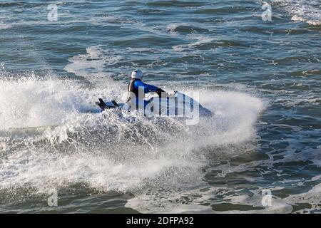 Bournemouth, Dorset, Großbritannien. Dezember 2020. Wetter in Großbritannien: Jetskifahrer an einem kalten, aber sonnigen Tag am Bournemouth Strand. Jetskifahrer Jetskifahrer Jetskifahrer Jetski Jetski Jetski Jetski Jetskifahrer Jetskifahrer Jetskifahren Jetskifahren Jetskifahren. Quelle: Carolyn Jenkins/Alamy Live News Stockfoto