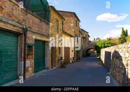 Eine Wohnstraße im historischen mittelalterlichen Dorf San Quirico D'Orcia, Provinz Siena, Toskana, Italien Stockfoto