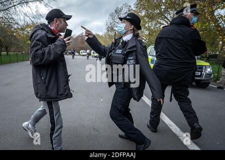 Unterstützer von Tommy Robinson versammeln sich Speakers' Corner im Hyde Park unter Polizeiaufsicht. London, Großbritannien. Stockfoto