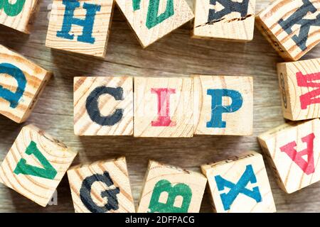 Buchstabenblock im Wort CIP (Abkürzung für „Beförderung und Versicherung bezahlt an“) Mit einem anderen auf Holz Hintergrund Stockfoto
