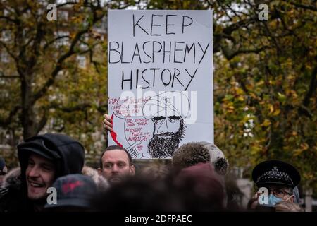 Unterstützer von Tommy Robinson versammeln sich Speakers' Corner im Hyde Park unter Polizeiaufsicht. London, Großbritannien. Stockfoto