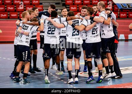 06. Dezember 2020, Schleswig-Holstein, Flensburg: Handball: Bundesliga, SG Flensburg-Handewitt - frisch auf Göppingen, 11. Spieltag. Flensburgs Spieler feiern den Sieg. Foto: Axel Heimken/dpa Stockfoto