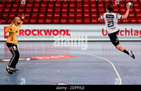 06. Dezember 2020, Schleswig-Holstein, Flensburg: Handball: Bundesliga, SG Flensburg-Handewitt - frisch auf Göppingen, 11. Spieltag. Flensburgs Goran Johannesson (r) wirft gegen Göppingens Torhüter Urh Kastelic. Foto: Axel Heimken/dpa Stockfoto