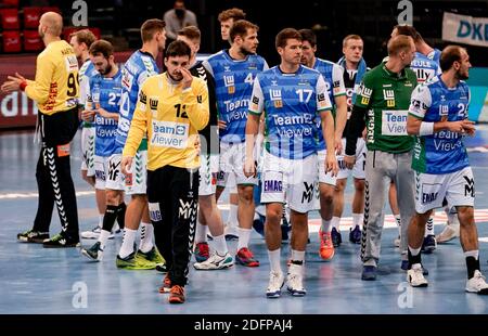 06. Dezember 2020, Schleswig-Holstein, Flensburg: Handball: Bundesliga, SG Flensburg-Handewitt - frisch auf Göppingen, 11. Spieltag. Göppingens Spieler verlassen das Feld nach der letzten Pfeife. Foto: Axel Heimken/dpa Stockfoto