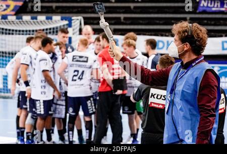 06. Dezember 2020, Schleswig-Holstein, Flensburg: Handball: Bundesliga, SG Flensburg-Handewitt - frisch auf Göppingen, 11. Spieltag. Ein Kameramann (r) filmt das Spiel mit 5G-fähiger Ausrüstung vom Rand. Foto: Axel Heimken/dpa Stockfoto