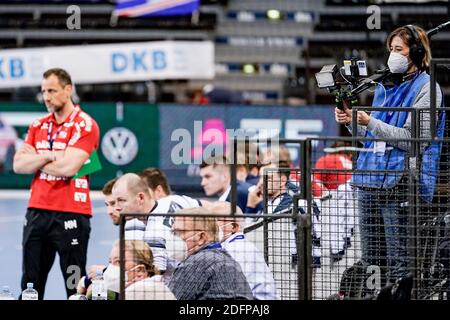 06. Dezember 2020, Schleswig-Holstein, Flensburg: Handball: Bundesliga, SG Flensburg-Handewitt - frisch auf Göppingen, 11. Spieltag. Eine Kamerafrau (r) filmt das Spiel mit 5G-fähiger Ausrüstung vom Rand. Foto: Axel Heimken/dpa Stockfoto