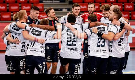 06. Dezember 2020, Schleswig-Holstein, Flensburg: Handball: Bundesliga, SG Flensburg-Handewitt - frisch auf Göppingen, 11. Spieltag. Flensburgs Spieler feiern den Sieg. Foto: Axel Heimken/dpa Stockfoto