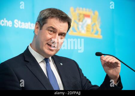 München, Deutschland. Dezember 2020. Markus Söder (CSU), Parteivorsitzender und Ministerpräsident Bayerns, spricht nach einer Kabinettssitzung auf einer Pressekonferenz über die weitere Entwicklung der Corona-Pandemie. Das Kabinett hatte sich zuvor über Video-Link getroffen. Quelle: Matthias Balk/dpa/Alamy Live News Stockfoto