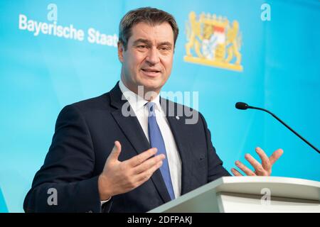 München, Deutschland. Dezember 2020. Markus Söder (CSU), Parteivorsitzender und Ministerpräsident Bayerns, spricht nach einer Kabinettssitzung auf einer Pressekonferenz über die weitere Entwicklung der Corona-Pandemie. Das Kabinett hatte sich zuvor über Video-Link getroffen. Quelle: Matthias Balk/dpa/Alamy Live News Stockfoto