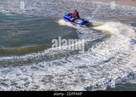 Bournemouth, Dorset, Großbritannien. Dezember 2020. Wetter in Großbritannien: Jetskifahrer an einem kalten, aber sonnigen Tag am Bournemouth Strand. Jetskifahrer Jetskifahrer Jetskifahrer Jetski Jetski Jetski Jetski Jetskifahrer Jetskifahrer Jetskifahren Jetskifahren Jetskifahren. Quelle: Carolyn Jenkins/Alamy Live News Stockfoto