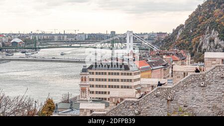 Blick auf die Stadt Budapest von oben im Herbst, in Budapest, Ungarn. Stockfoto