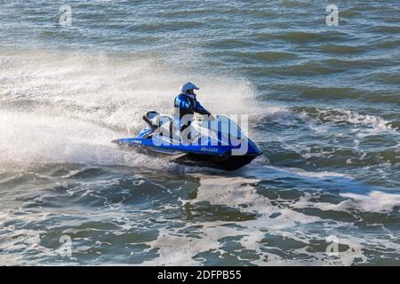 Bournemouth, Dorset, Großbritannien. Dezember 2020. Wetter in Großbritannien: Jetskifahrer an einem kalten, aber sonnigen Tag am Bournemouth Strand. Jetskifahrer Jetskifahrer Jetskifahrer Jetski Jetski Jetski Jetski Jetskifahrer Jetskifahrer Jetskifahren Jetskifahren Jetskifahren. Quelle: Carolyn Jenkins/Alamy Live News Stockfoto