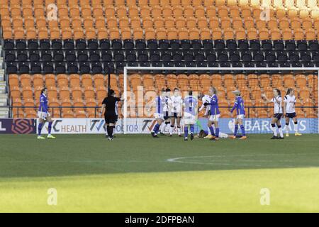 London, Großbritannien. Dezember 2020. Der Schiedsrichter bläst für eine Brighton Penaulty in der WSL Leo Winter-Alsop/SPP Quelle: SPP Sport Pressefoto. /Alamy Live Nachrichten Stockfoto