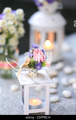 Handgefertigte bunte Blumen im Garten Inspiration für Garten zu Hause Dekoration zeitgenössische Kunst Stockfoto