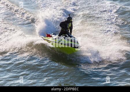 Bournemouth, Dorset, Großbritannien. Dezember 2020. Wetter in Großbritannien: Jetskifahrer an einem kalten, aber sonnigen Tag am Bournemouth Strand. Jetskifahrer Jetskifahrer Jetskifahrer Jetski Jetski Jetski Jetski Jetskifahrer Jetskifahrer Jetskifahren Jetskifahren Jetskifahren. Quelle: Carolyn Jenkins/Alamy Live News Stockfoto