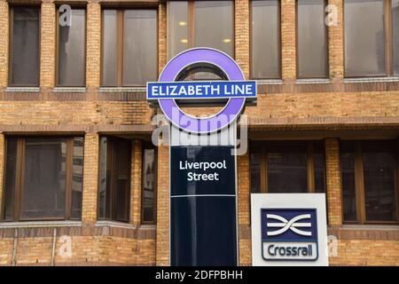 Ein neues Elizabeth Line-Schild enthüllt an der Liverpool Street Station. Das Crossrail-Eisenbahnprojekt begann 2009 mit dem Bau, doch nach einigen Verzögerungen wird es nun voraussichtlich 2022 fertiggestellt. Stockfoto