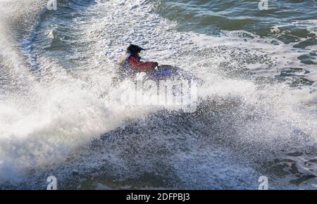 Bournemouth, Dorset, Großbritannien. Dezember 2020. Wetter in Großbritannien: Jetskifahrer an einem kalten, aber sonnigen Tag am Bournemouth Strand. Jetskifahrer Jetskifahrer Jetskifahrer Jetski Jetski Jetski Jetski Jetskifahrer Jetskifahrer Jetskifahren Jetskifahren Jetskifahren. Quelle: Carolyn Jenkins/Alamy Live News Stockfoto