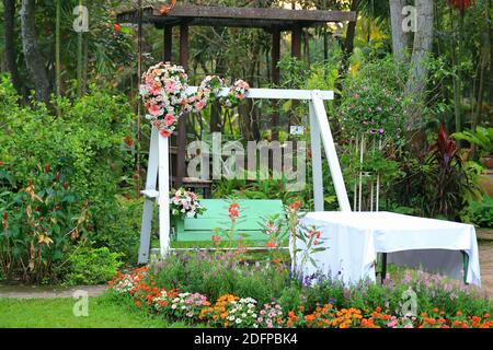 Handgefertigte bunte Blumen im Garten Inspiration für Garten zu Hause Dekoration zeitgenössische Kunst Stockfoto