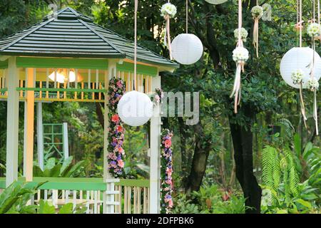 Handgefertigte bunte Blumen im Garten Inspiration für Garten zu Hause Dekoration zeitgenössische Kunst Stockfoto