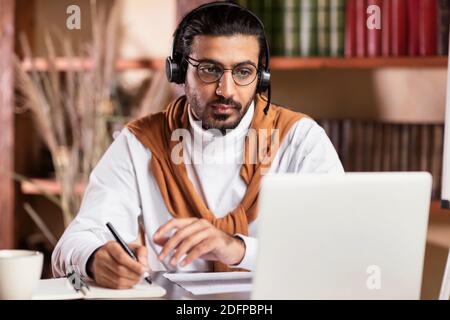 Indian Student Studieren Online Am Laptop Tragen Headset Sitzen Indoor Stockfoto