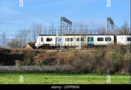 Die Klasse 700 EMU fährt auf dem Weg nach Hitchin, Hertfordshire, England, durch den Walsworth Common Stockfoto