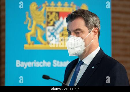 München, Deutschland. Dezember 2020. Markus Söder (CSU), Parteivorsitzender und Ministerpräsident Bayerns, kommt nach einer Kabinettssitzung zu einer Pressekonferenz über die weitere Entwicklung der Coronapandemie. Das Kabinett hatte sich zuvor über Video-Link getroffen. Quelle: Matthias Balk/dpa/Alamy Live News Stockfoto