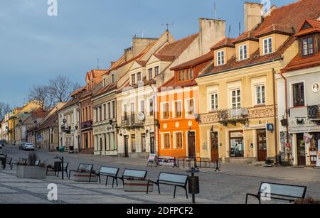 Sandomierz, Polen - 17. Februar 2020: Bunte Mietshäuser und Glasbänke auf dem Marktplatz in Sandomierz, einem der ältesten und historicasten Stockfoto