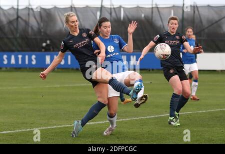 Gemma Bonner (links) von Manchester City hat einen Schuss unter Druck von Evertons Damaris Ekurrola während des FA Women's Super League Spiels im Walton Hall Park, Liverpool. Stockfoto