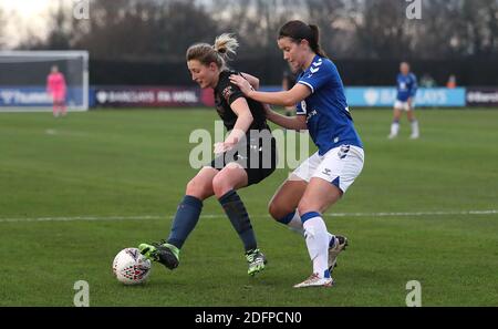 Ellen White von Manchester City (links) und Damaris Ekurrola von Everton kämpfen während des FA Women's Super League-Spiels im Walton Hall Park, Liverpool, um den Ball. Stockfoto