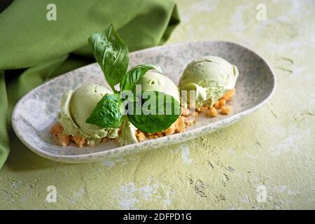 Grünes Eis mit Basilikum, Minze und Nüssen. Stockfoto