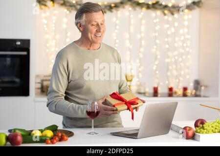 Älterer Mann Mit Videoanruf An Weihnachten Zu Hause Stockfoto