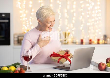 Ältere Frau Mit Videoanruf An Weihnachten Zu Hause Stockfoto