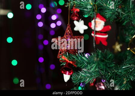 Weihnachtsbaum dekoriert mit Sternen und Santa Lichter im Hintergrund Stockfoto