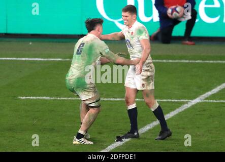 Der englische Owen Farrell (rechts) feiert den Elfmetersieg seiner Mannschaft in der Extrazeit mit Teamkollege Tom Curry während des Herbst-Nations-Cup-Spiels im Twickenham Stadium, London. Stockfoto