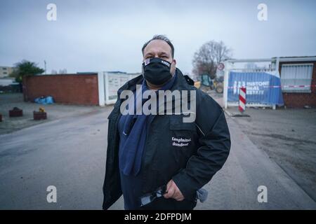 06. Dezember 2020, Hessen, Frankfurt/Main: Alexander Majunke vom Sprengstoffdeponie-Dienst des Landkreises Darmstadt steht nach der Entschärfung und Entfernung einer 500-Kilogramm-Bombe aus dem Zweiten Weltkrieg am Eingang der Baustelle im Gallus-Kreis. Die eigentliche Entschärfung dauerte etwa 1.5 Stunden. Aufgrund der Menge an Sprengstoff und der Konstruktion der britischen Bombe war ein großer Evakuierungsradius erforderlich. Foto: Frank Rumpenhorst/dpa Stockfoto