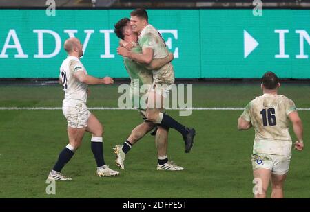 Der englische Owen Farrell (Mitte) feiert den Elfmetersieg seiner Mannschaft in der Extrazeit mit Teamkollegen während des Herbstnationen-Cup-Spiels im Twickenham Stadium, London. Stockfoto