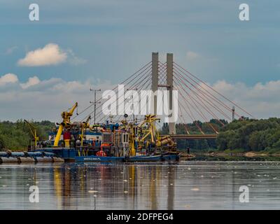 Warschau, Polen - 25. August 2018: Świętokrzyski-Brücke und Wasseraufnahme in Warschau. Chudy Wojtek oder Warschauer Wasserwerk vom Deck eines Bootes aus gesehen sa Stockfoto