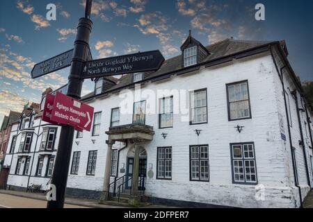 Das Owain Glyndwr Hotel und Touristeninformationsschilder befinden sich im Stadtzentrum von Corwen in Nordwales. Ein denkmalgeschütztes Gasthaus, das auf die Mitte des 18. Jahrhunderts datiert wird Stockfoto